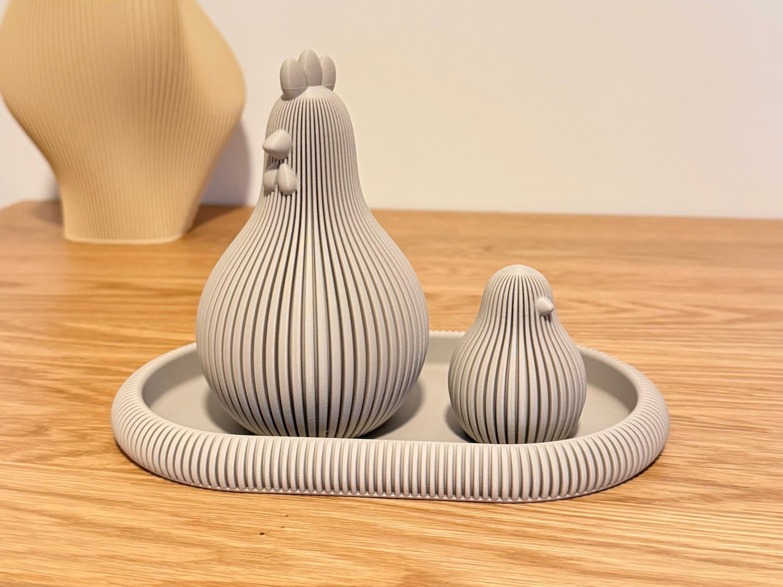 Tre ribbede påskehare skulpturer i pink, hvid og beige – 3D-printet påskepynt i skandinavisk design