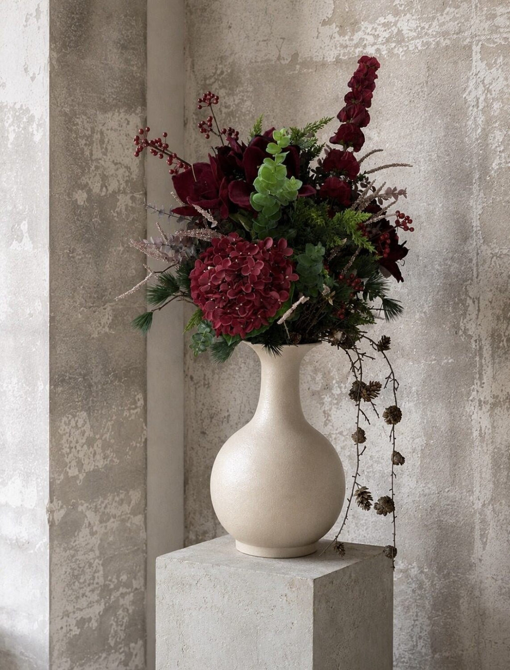 Bordeaux molucella stylet i julebuket med hortensia og bær i lys vase