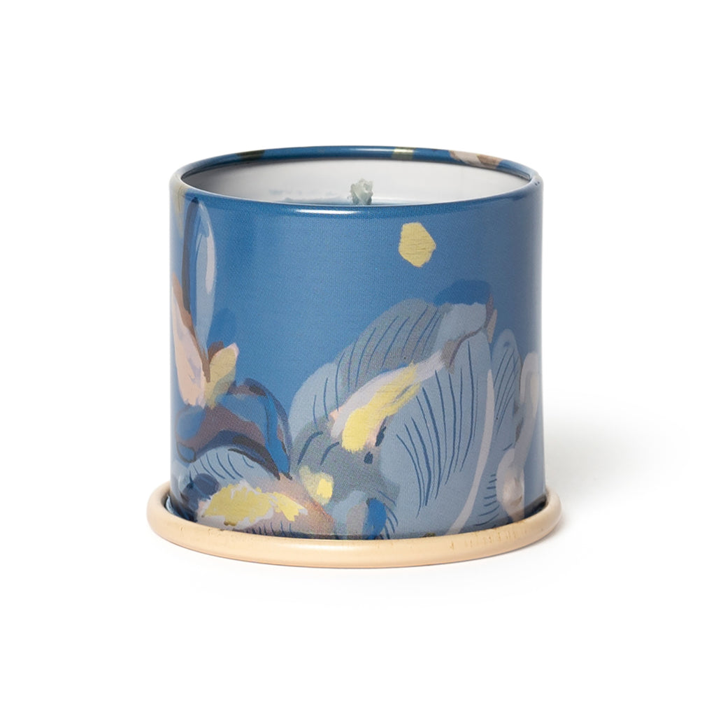 Sidevisning af Citrus Crush duftlys tin med botanisk mønster i blå og hvide toner