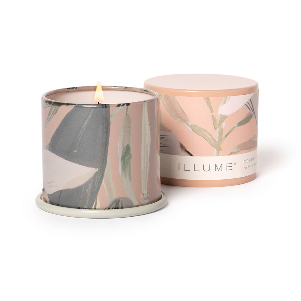 Nærbillede af Coconut Milk Mango duftlys tin med botanisk blomster- og bladmønster i rosa og grønne toner