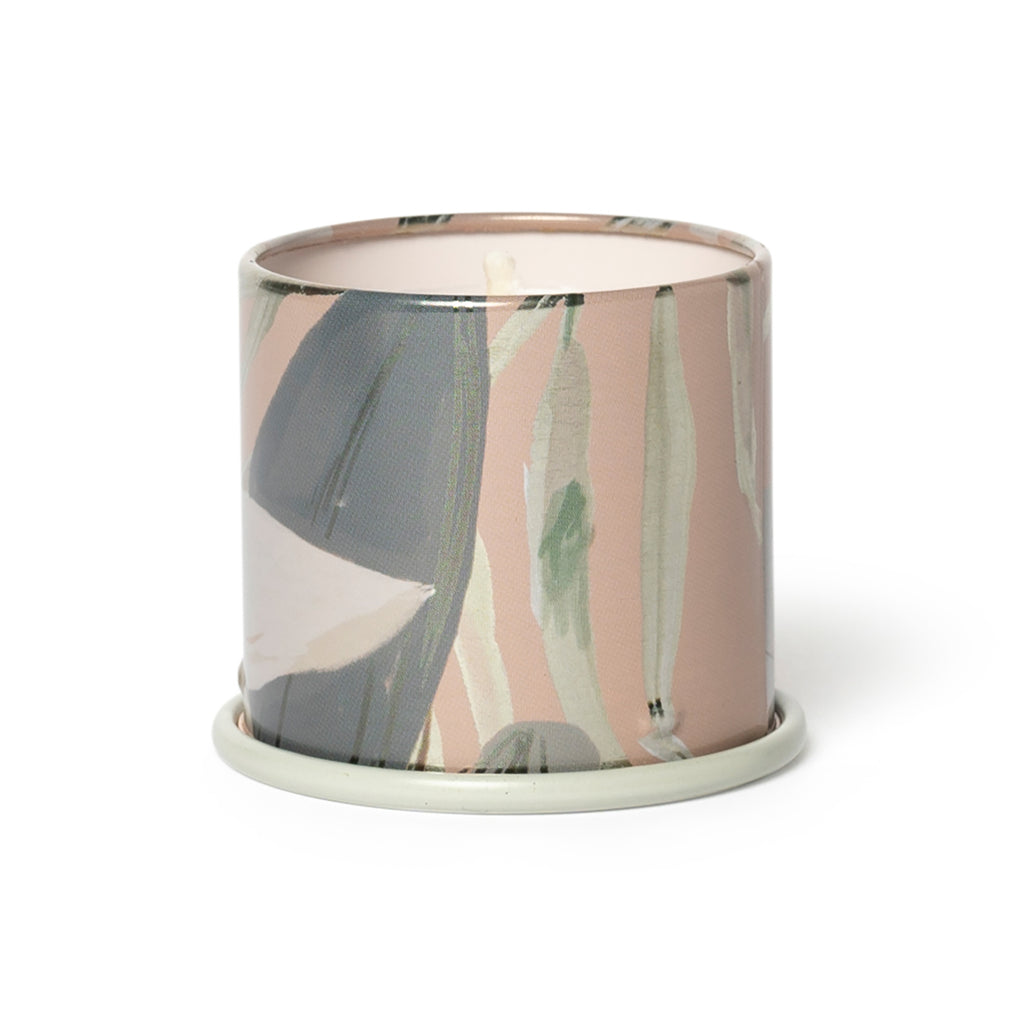Sidevisning af Coconut Milk Mango duftlys tin med botanisk mønster og ILLUME etiket