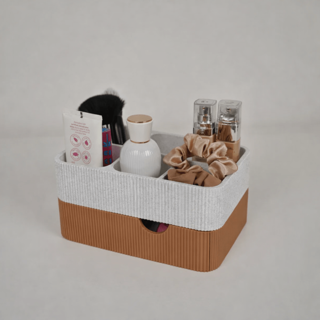 Drawia makeup organizer i brun og hvid med åben sektion fyldt med makeup-produkter og udtrukken skuffe med paller