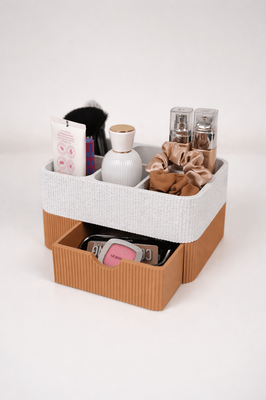 Drawia makeup organizer på hvidt bord med pensler, hudpleje og accessories – nordisk badeværelsesopbevaring