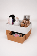 Drawia makeup organizer på hvidt bord med pensler, hudpleje og accessories – nordisk badeværelsesopbevaring