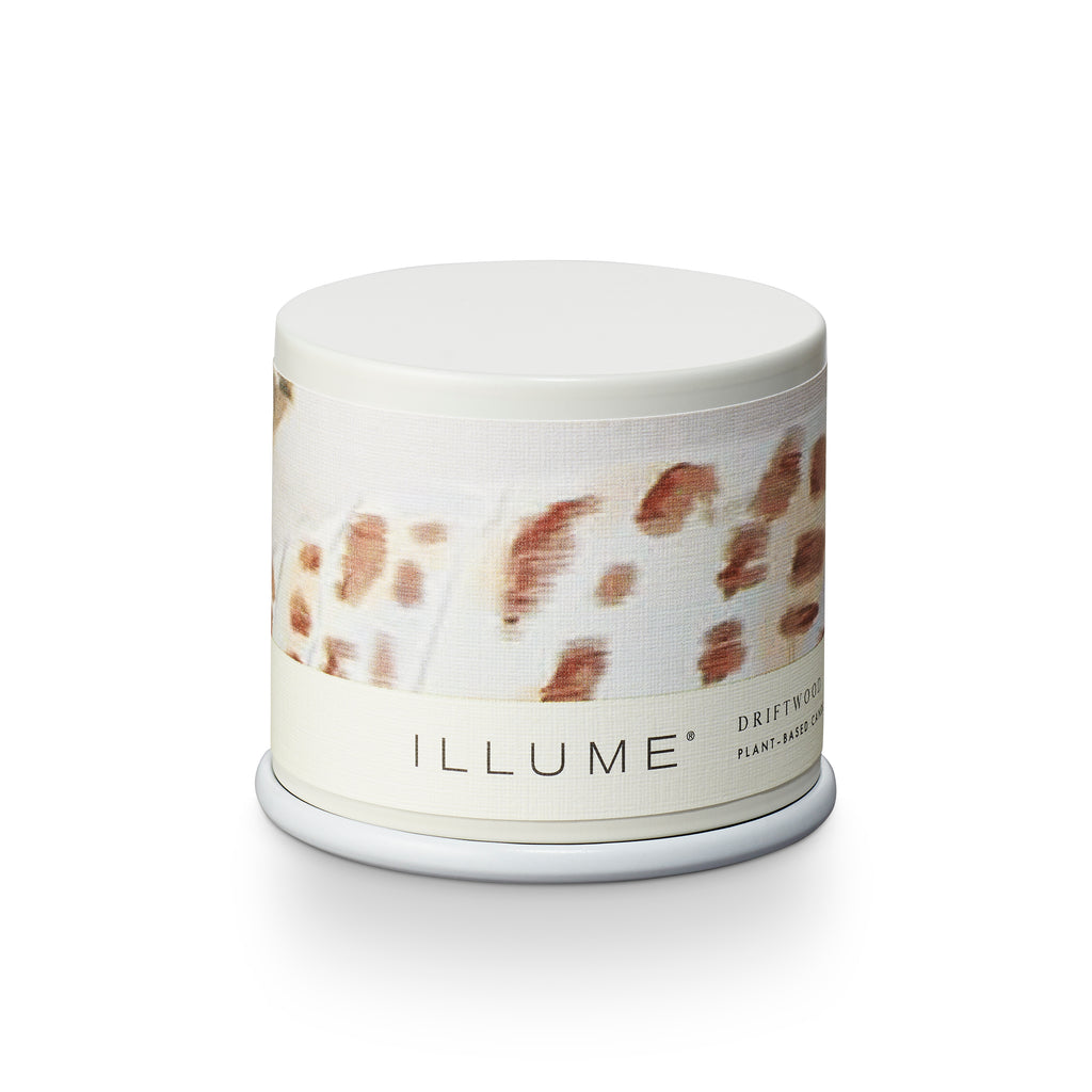 Driftwood duftlys i hvid tin med ILLUME etiket og marmoreret mønster i beige og brune toner