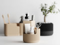 Duova Circo rund ribbet organizer i sand med skincare og børster – badeværelsestilbehør fra Homae