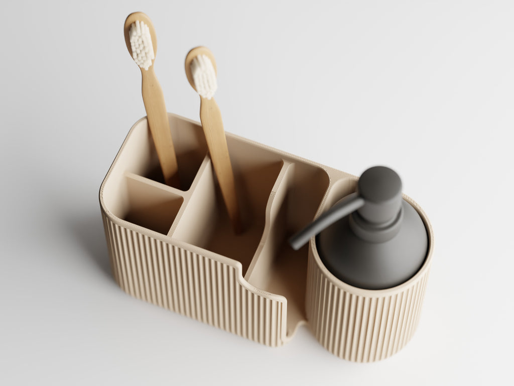 Duova organizer i sand stylet ved vasken med sæbepumpe – ribbet design fra Homae