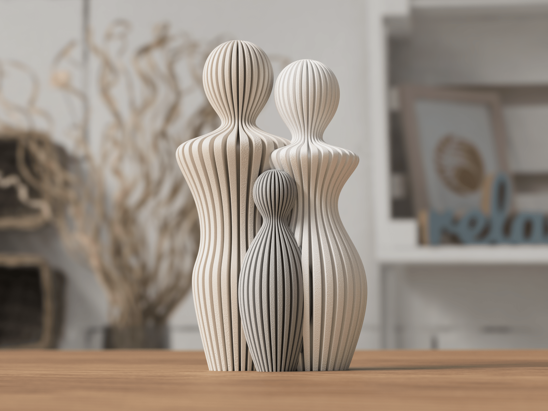 Familie skulptur med mor, far og 1 barn i beige og grå ribbemønster på træoverflade – nordisk boligdekoration fra Homae