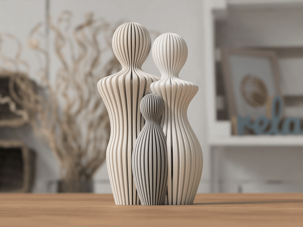 Familie skulptur med mor, far og 1 barn i beige og grå ribbemønster på træoverflade – nordisk boligdekoration fra Homae