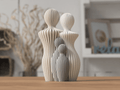 Familie skulptur med mor, far og 2 børn i beige og grå ribbemønster på træoverflade – nordisk boligdekoration fra Homae