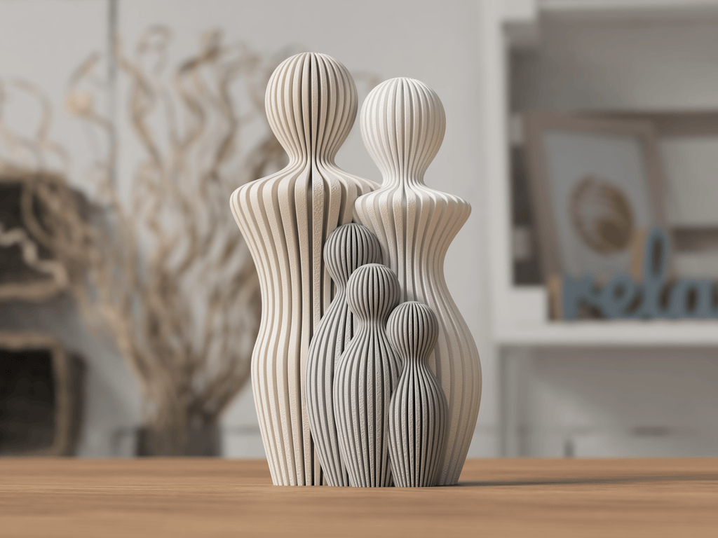 Familie skulptur med mor, far og 3 børn i beige og grå ribbemønster på træoverflade – nordisk boligdekoration fra Homae