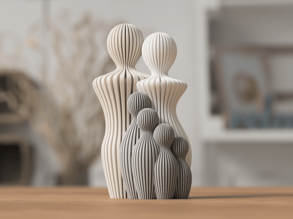 Familie skulptur med mor, far og 4 børn i beige og grå ribbemønster på træoverflade – nordisk boligdekoration fra Homae