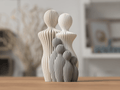 Familie skulptur med mor, far og 4 børn i beige og grå ribbemønster på træoverflade – nordisk boligdekoration fra Homae