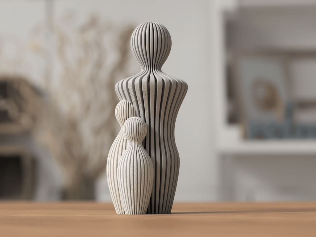 Fars Dag skulptur med 2 børn i hvid og grå PLA med lodrette ribber – dekorativ figur til nordisk boligindretning