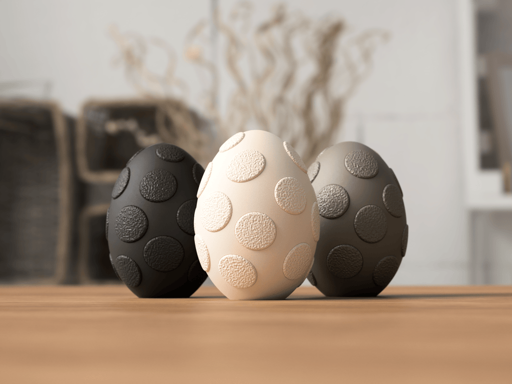 Nærbillede af beige fuzzy påskeæg med prikket mønster og organisk tekstur
