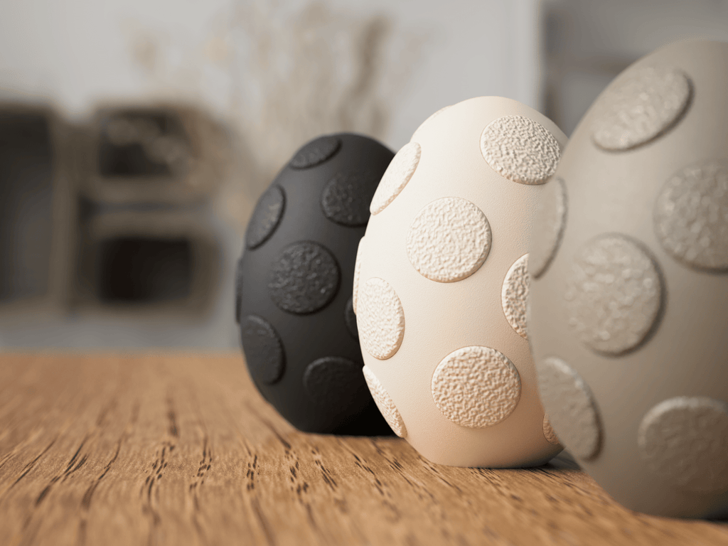 Tre fuzzy påskeæg i sort, beige og grå - bæredygtig påskepynt i PLA materiale