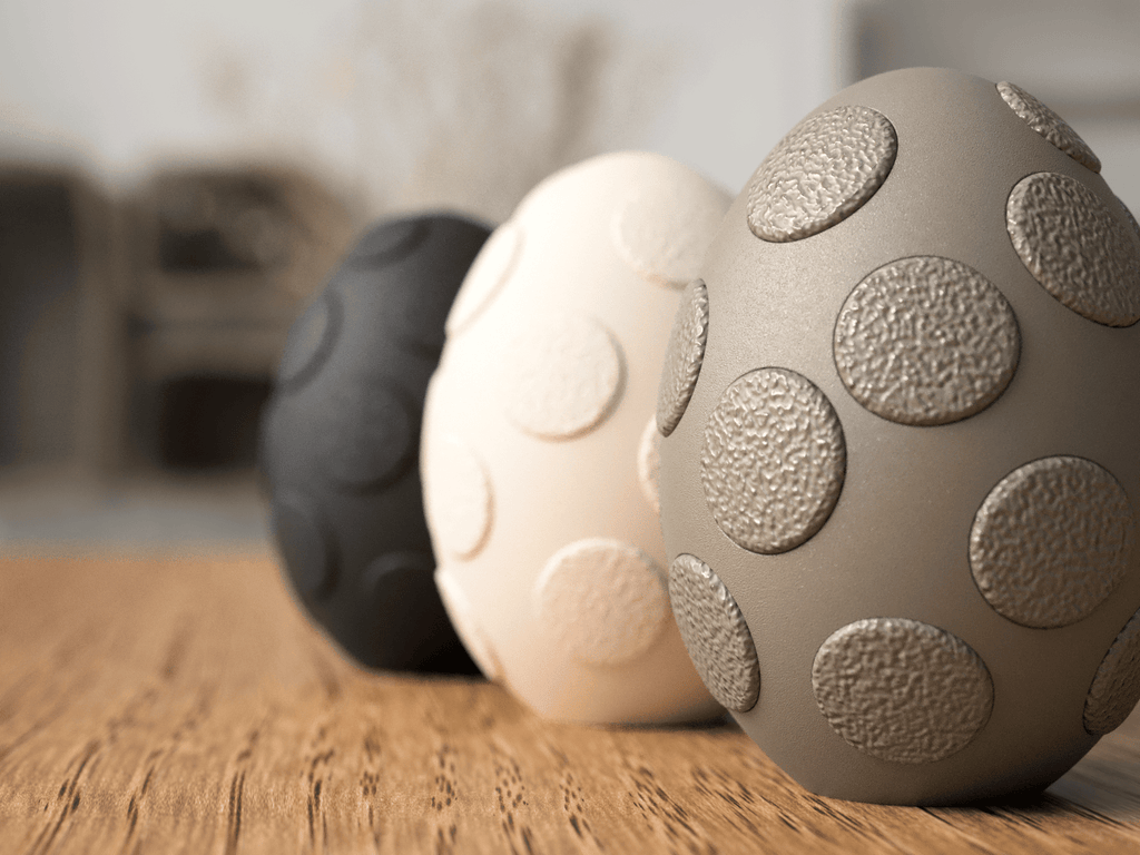 Fuzzy påskeæg i sort, beige og grå på træbord - moderne påskepynt 100mm