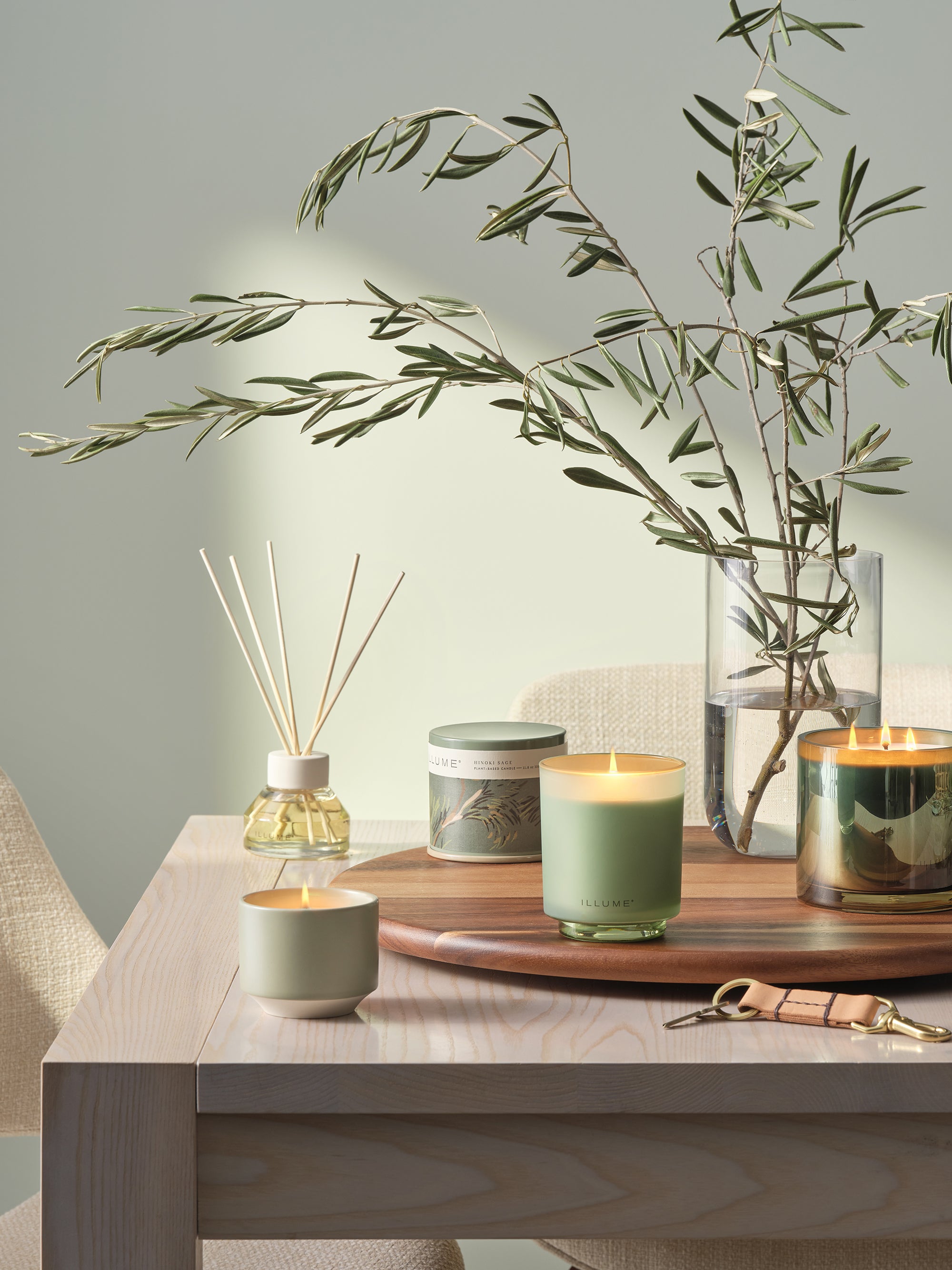 Hinoki Sage duftlys og duftpinde fra ILLUME stylet i nordisk boligindretning med grønne naturlige elementer