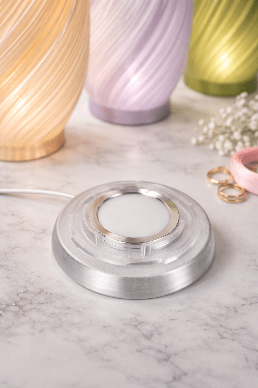 USB-base til Ilutwist spiral lampe på marmorflade – tilbehør til LED bordlampe
