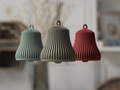 Tre funktionelle juleklokker i muted green, latte brun og mørk rød ribbet PLA hængende på gren – minimalistisk julepynt fra Homae