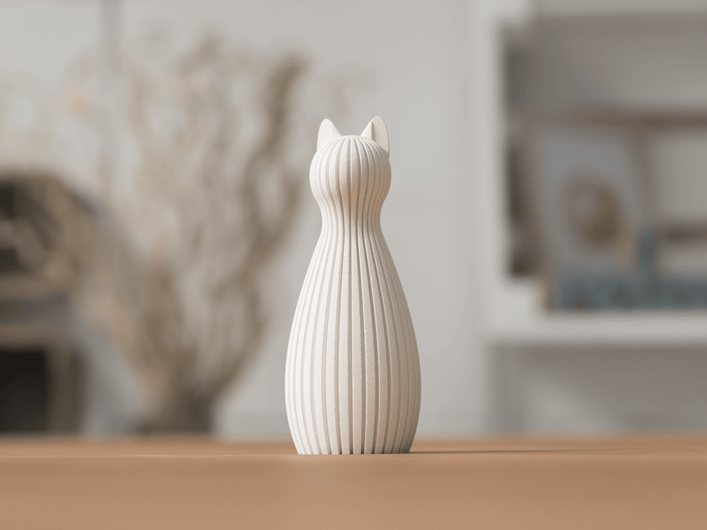 Enkelt hvid katteskulptur med lodrette ribber set forfra – minimalistisk nordisk figur fra Homae