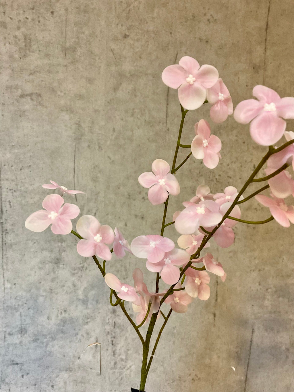 Kunstig cornus gren i lys rosa brugt som dekorativ vaseblomst