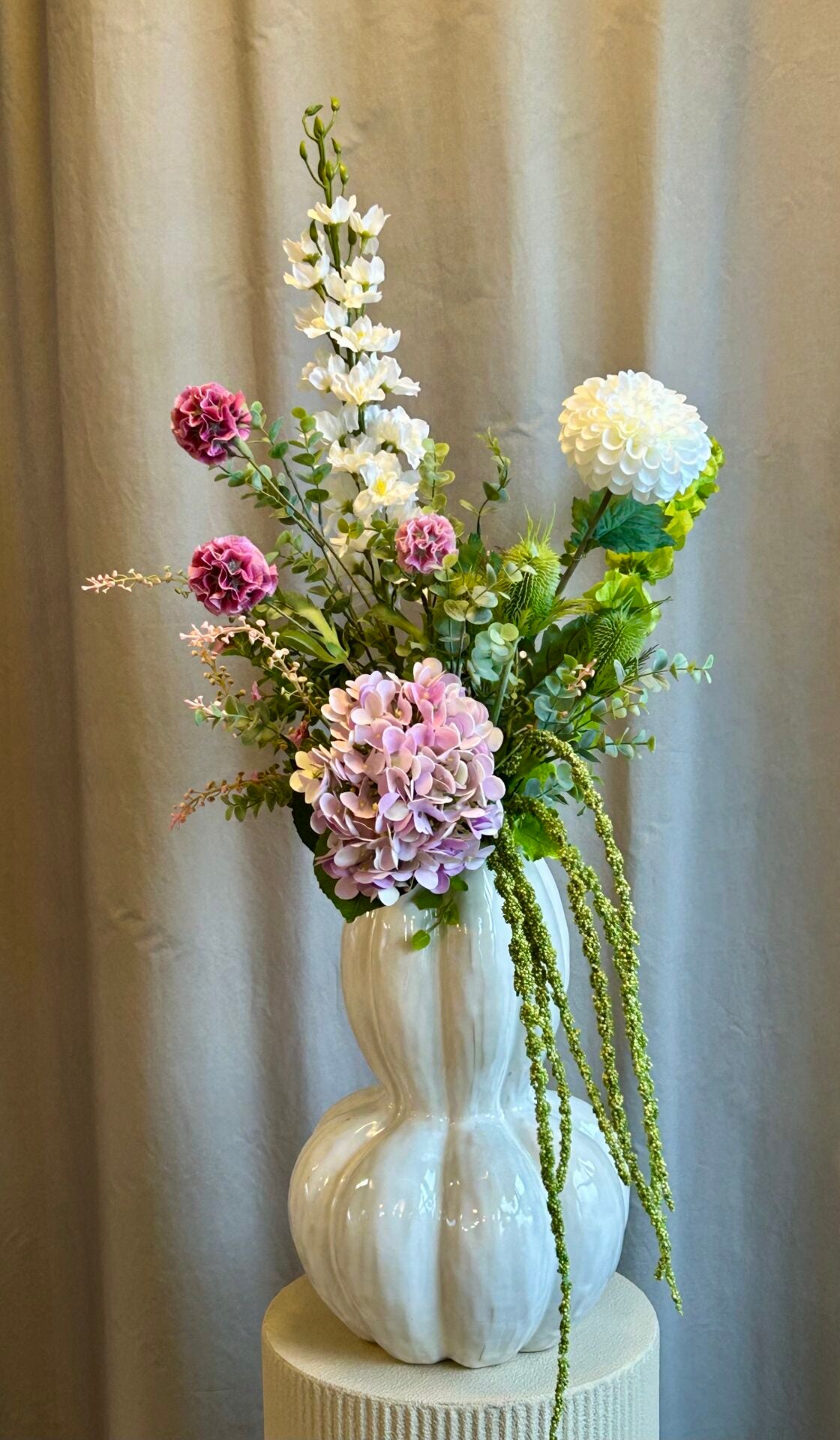 Kunstig hvid dahlia stylet i glasvase med kunstige blomster