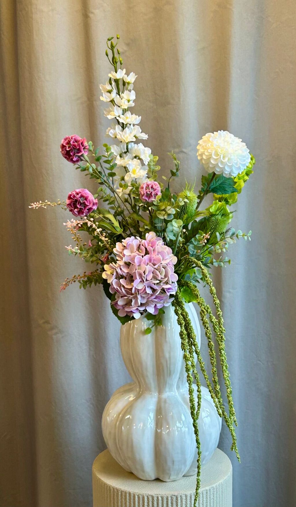 Kunstig hvid dahlia stylet i glasvase med kunstige blomster
