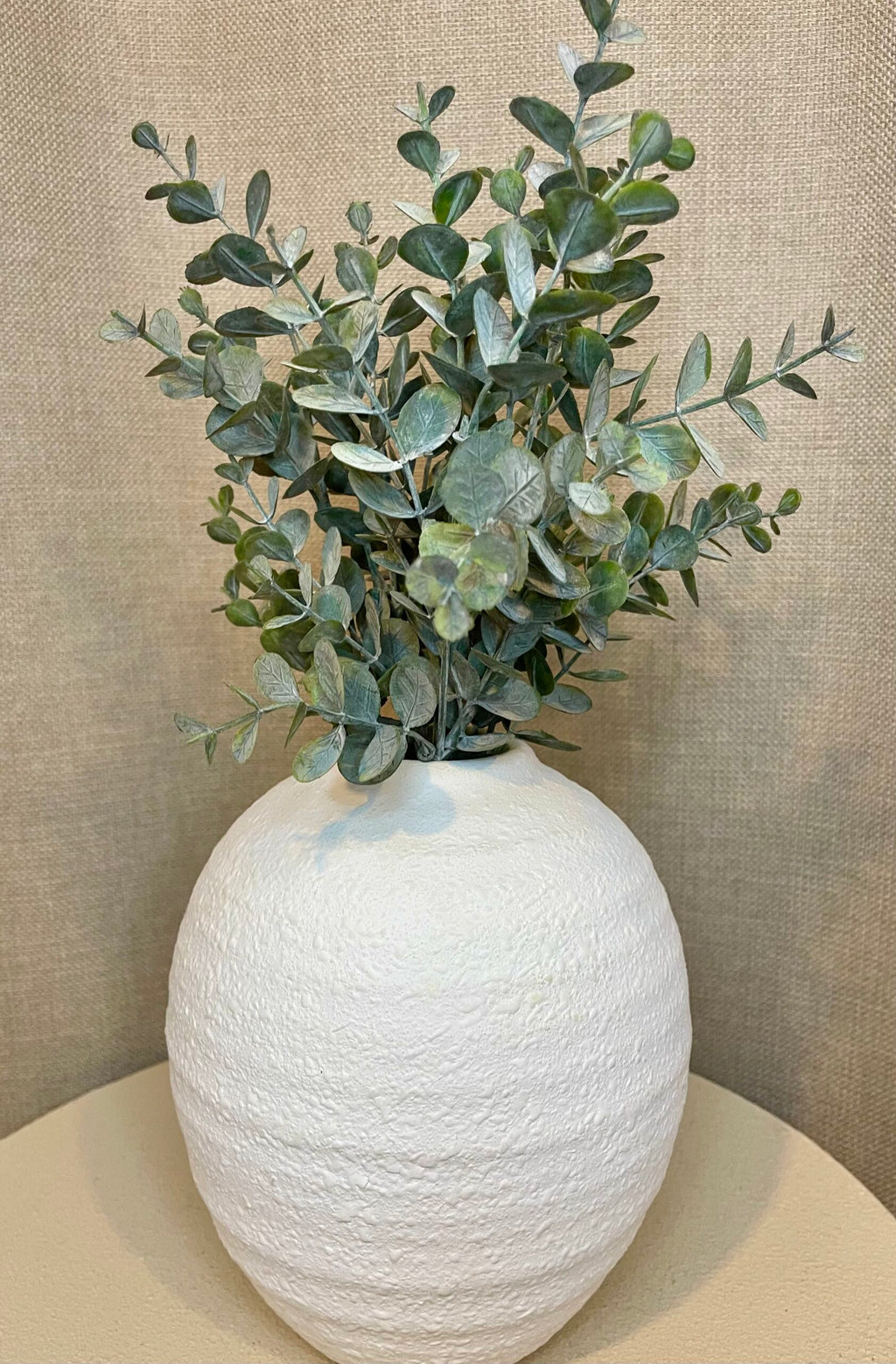 Kunstig eucalyptus buket stylet i hvid vase