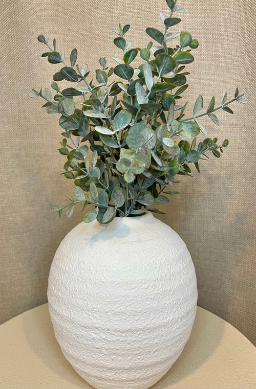 Kunstig eucalyptus buket stylet i hvid vase