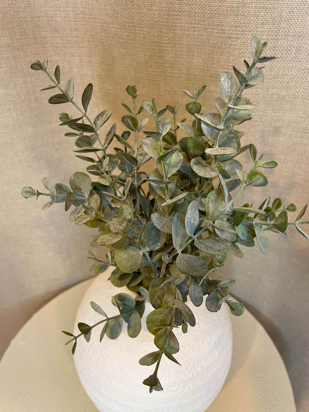 Kunstig eucalyptus buket i vase set oppefra