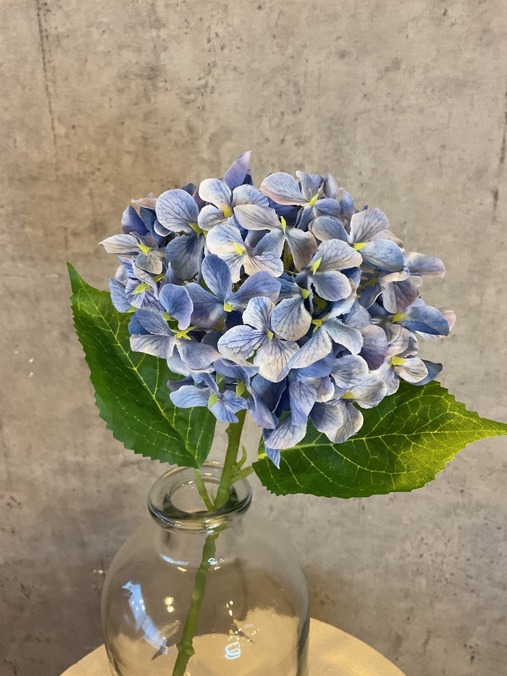 Kunstig blå hortensia stylet i glasvase