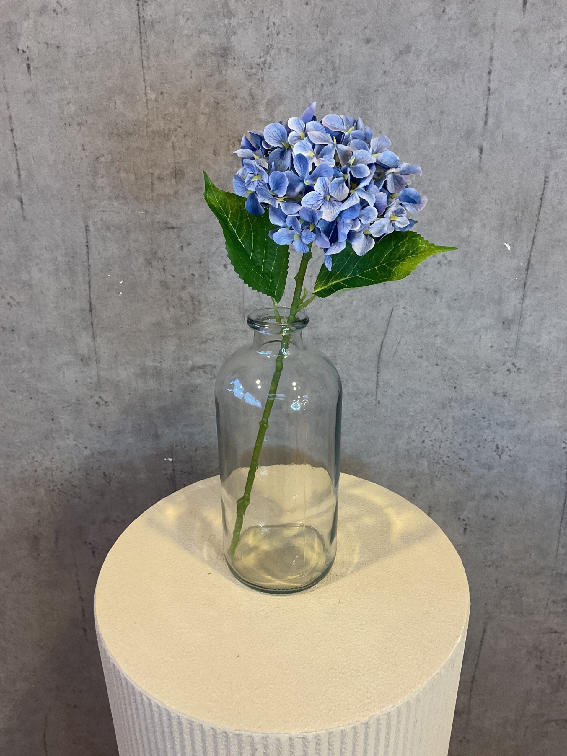 Kunstig blå hortensia på 40 cm med grønne blade