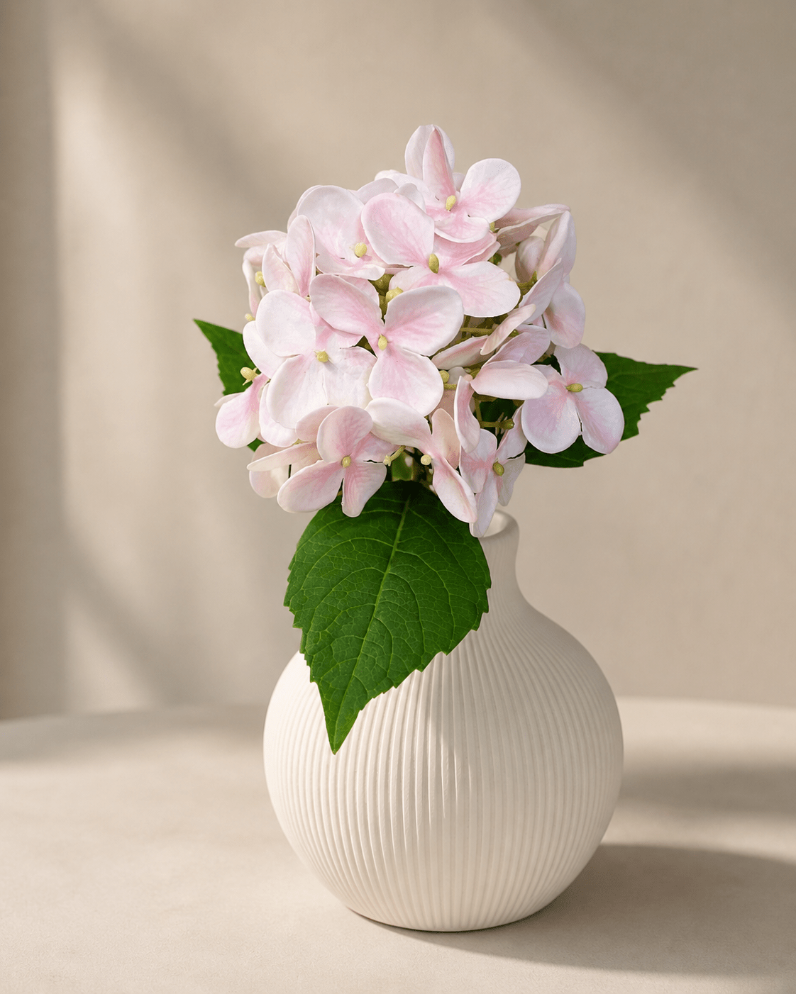 Kunstig lys rosa hortensia stylet i hvid Homae vase