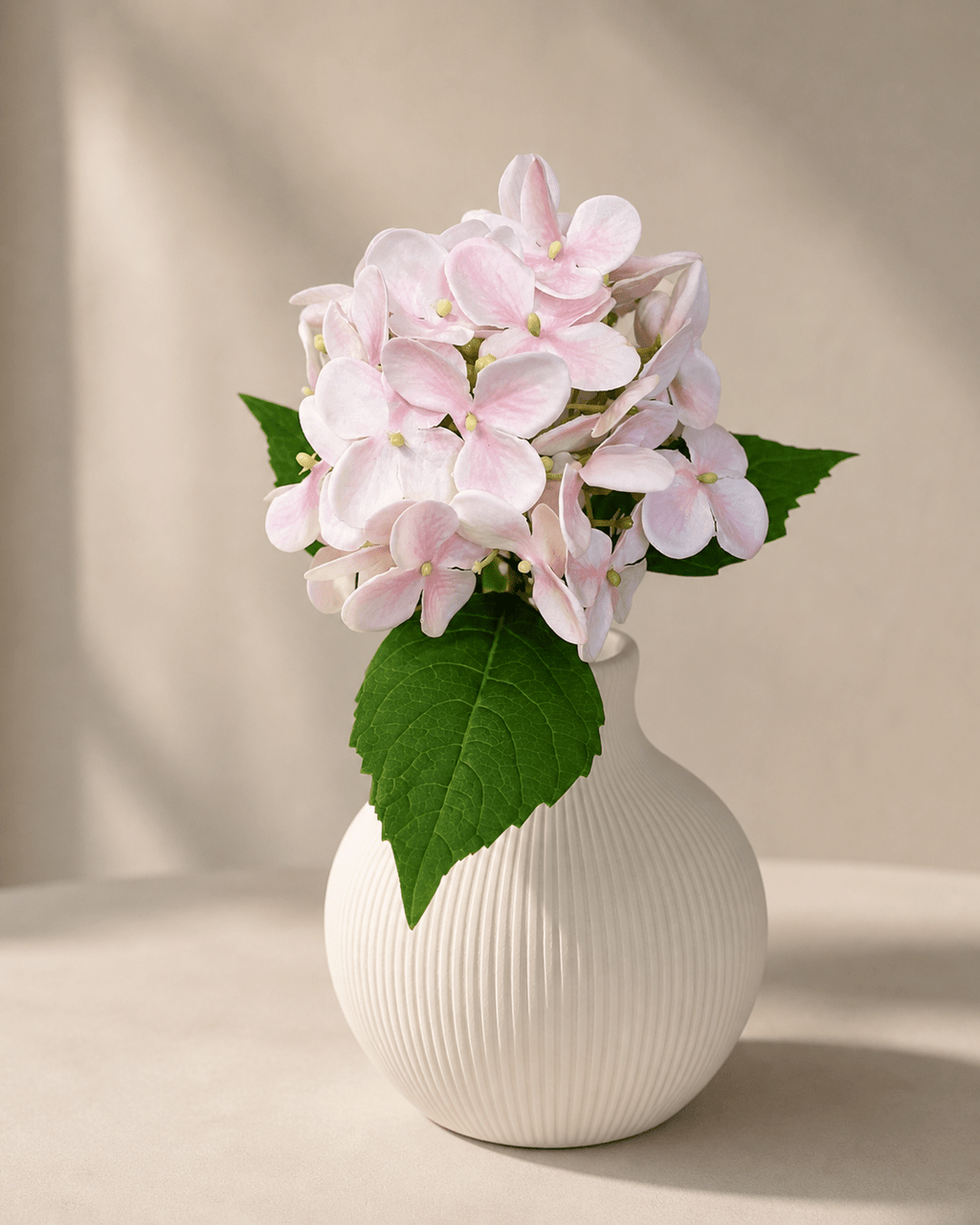 Kunstig lys rosa hortensia stylet i hvid Homae vase