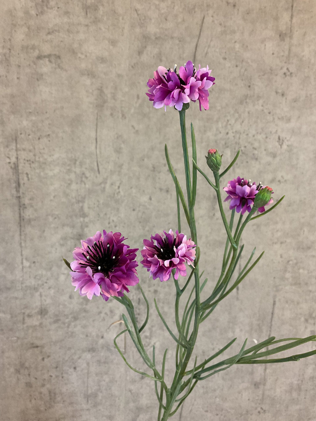 Kunstig lilla kornblomst buket stylet i vase