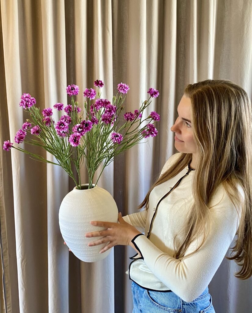 Kunstig lilla kornblomst buket brugt som dekorativ vaseblomst