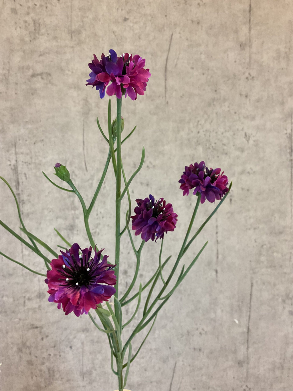 Kunstig mørk lilla kornblomst buket stylet i vase