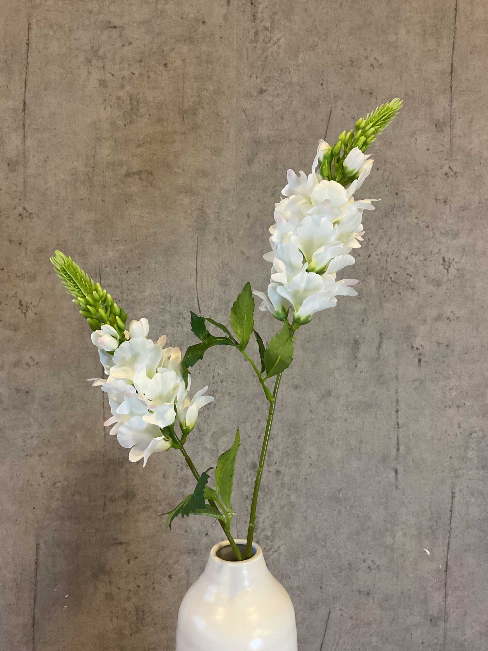 Kunstig hvid lupin stylet i vase