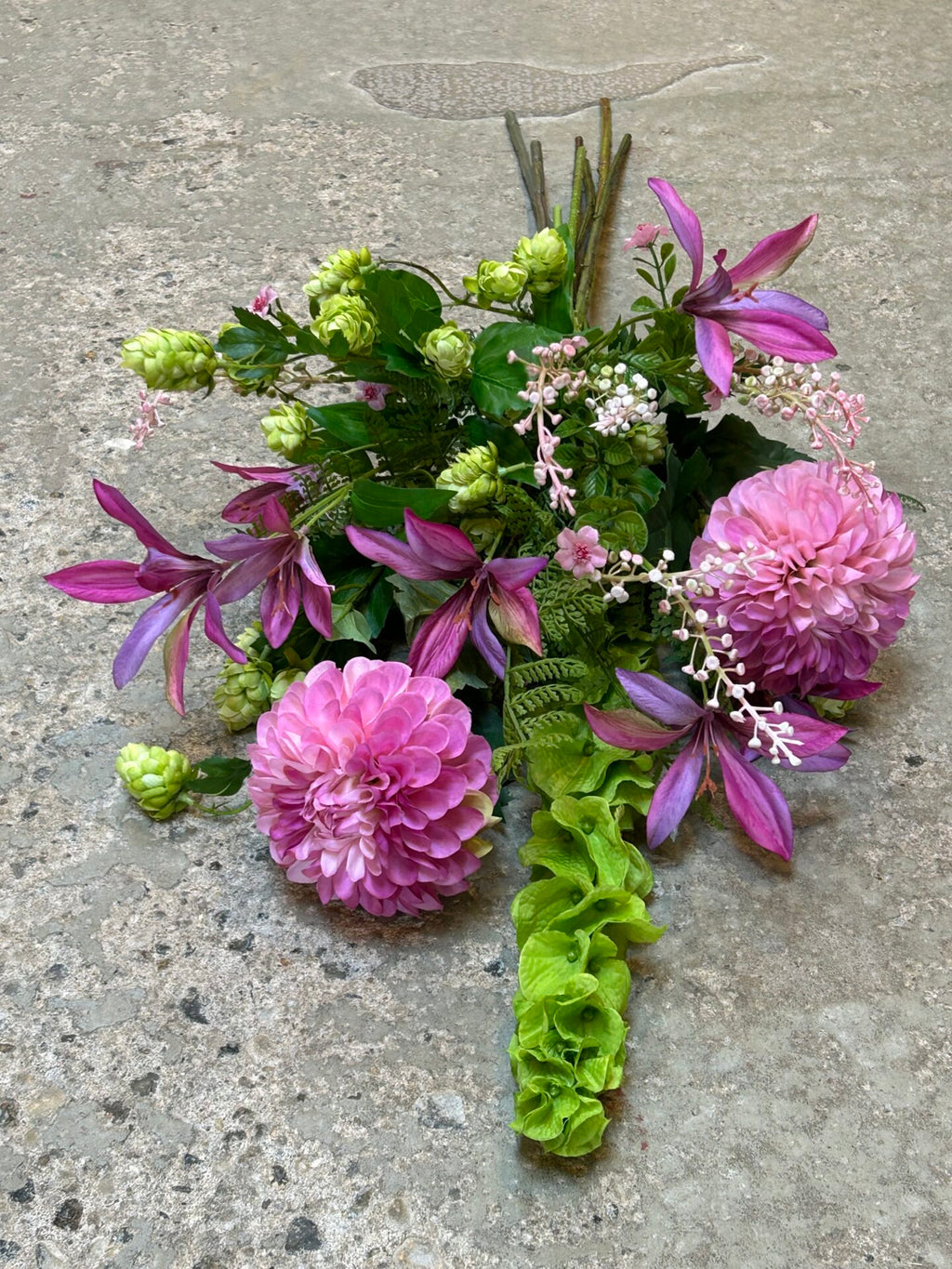 Kunstig grøn molucella brugt i dekorativ buket med kunstige blomster