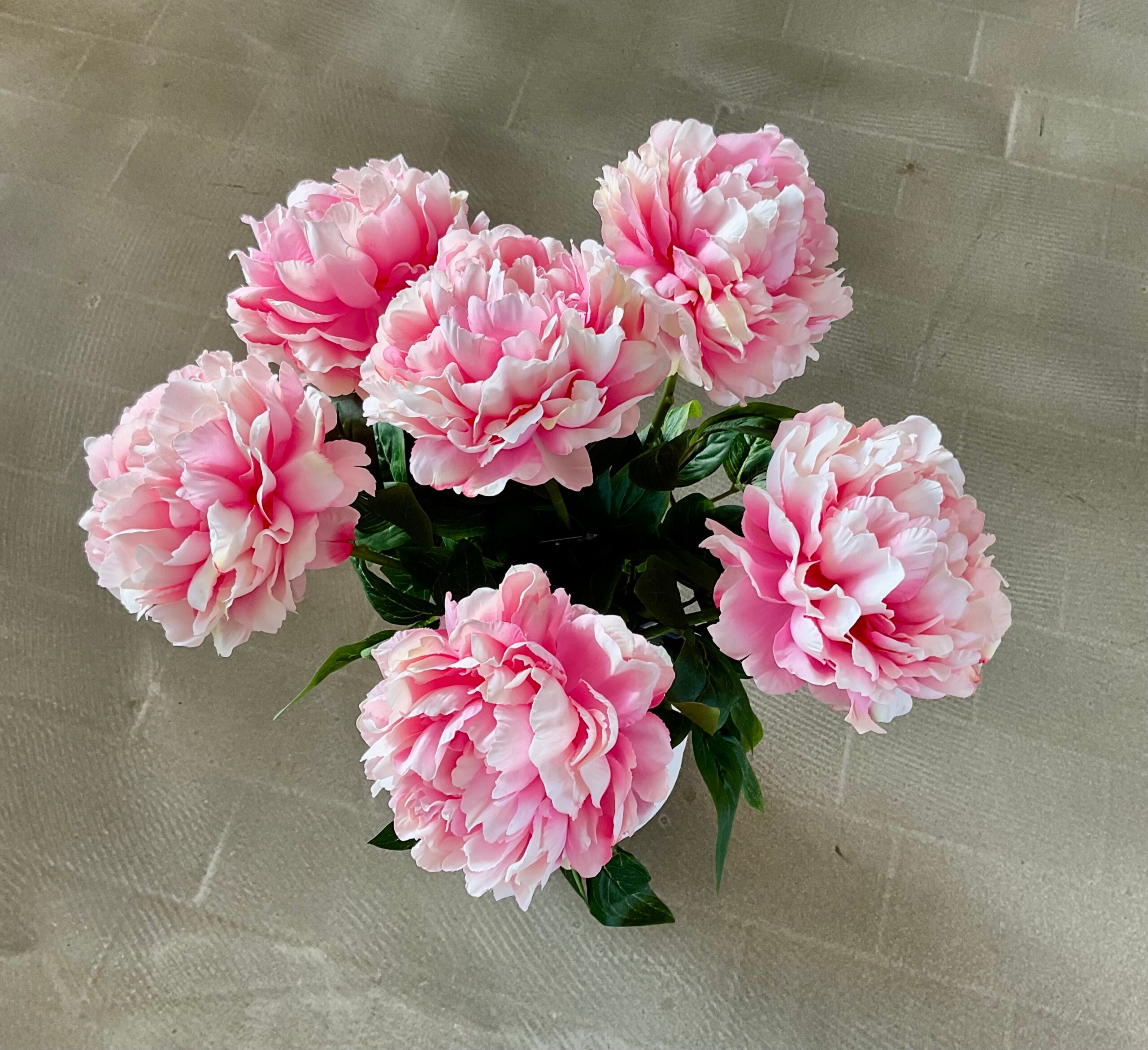 Buket med rosa kunstige peony blomster i vase