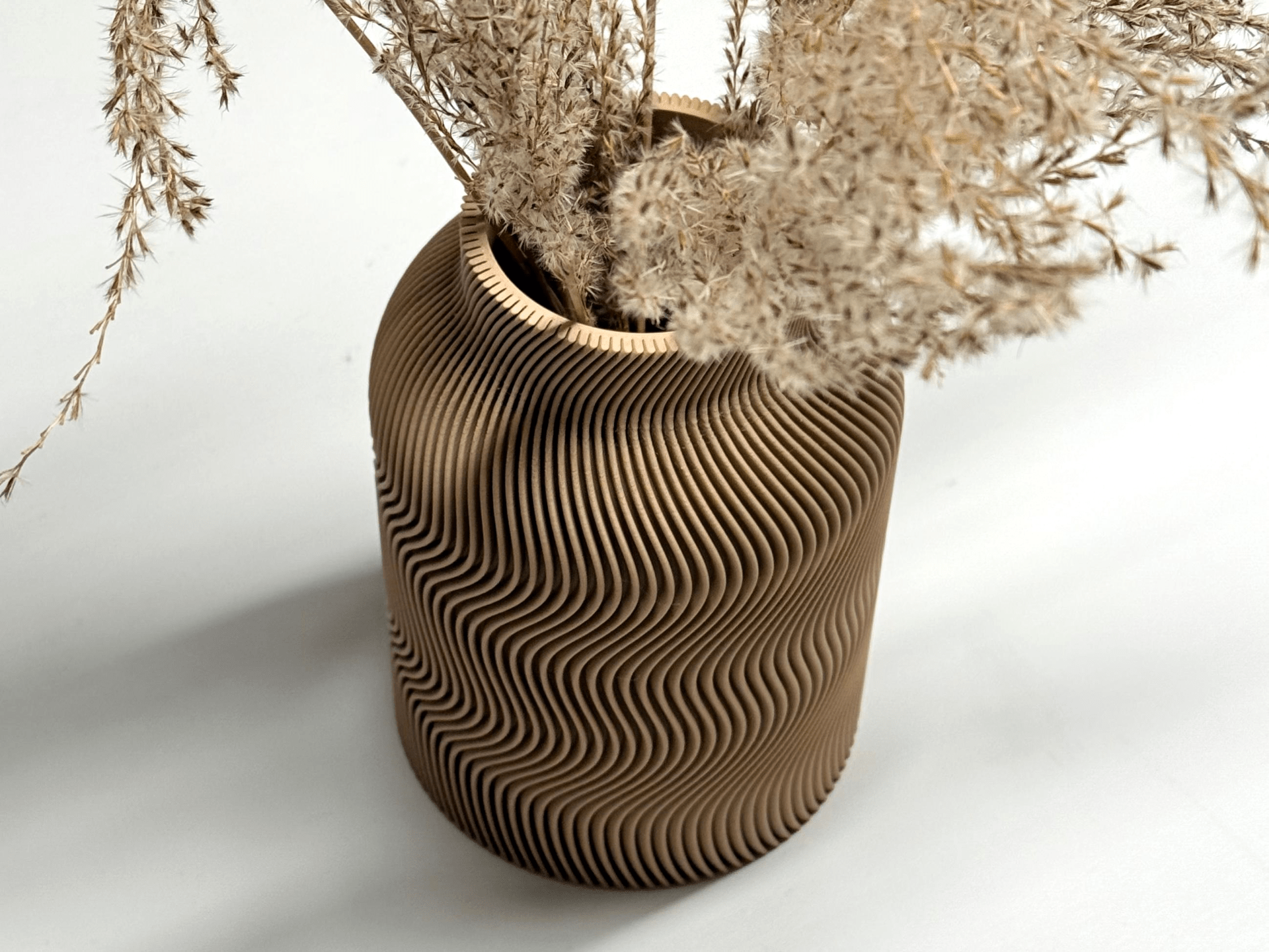 Nærbillede af Luna japandi vase i mørk brun med tørrede blomster – bølget ribbemønster i nordisk minimalistisk design