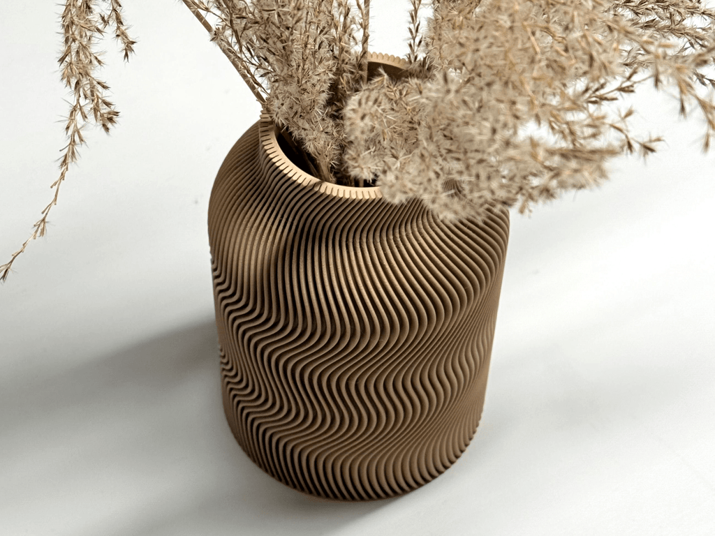 Nærbillede af Luna japandi vase i mørk brun med tørrede blomster – bølget ribbemønster i nordisk minimalistisk design