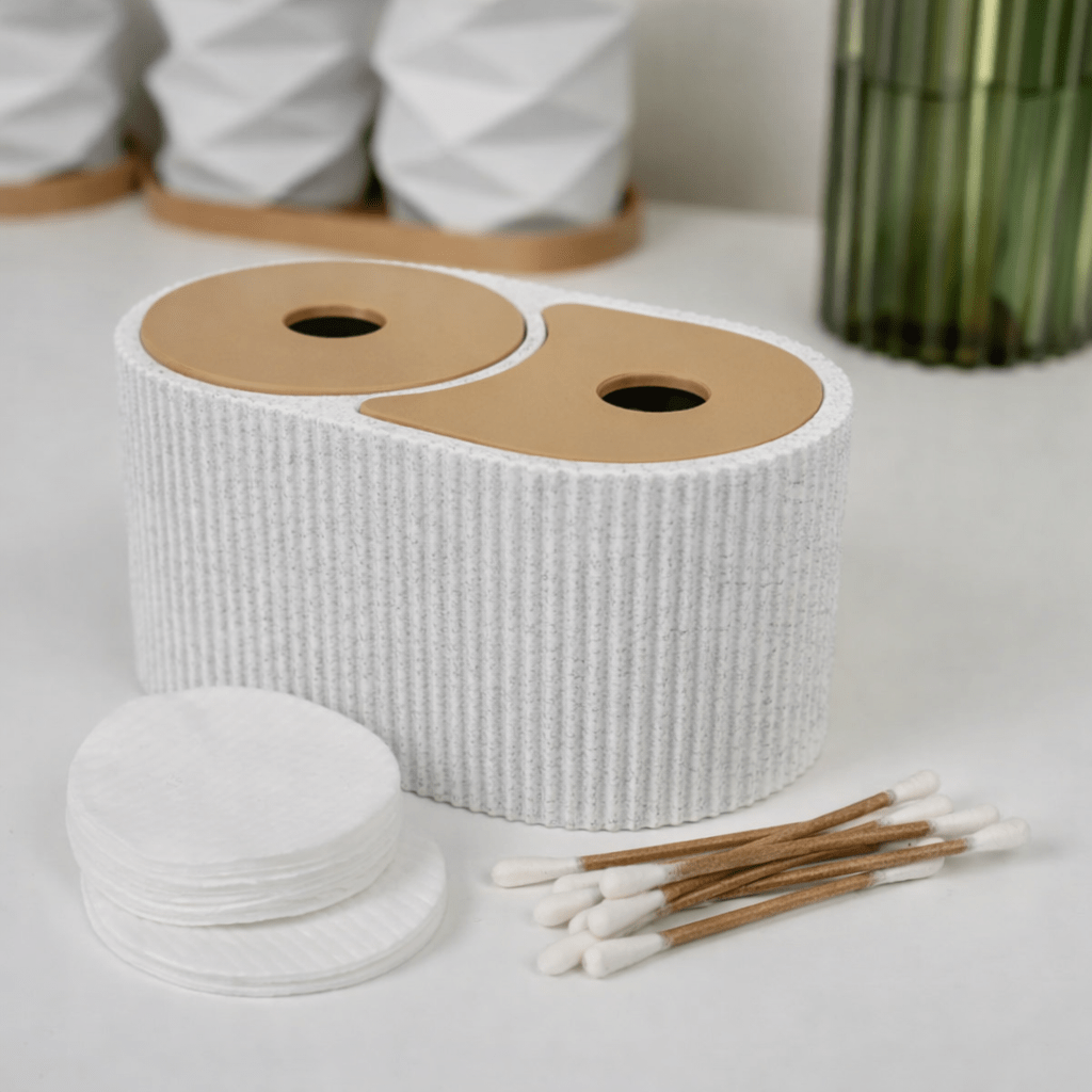 Milia organizer i hvid med træfarvet låg – minimalistisk opbevaring til vatpuder og vatpinde på badeværelset