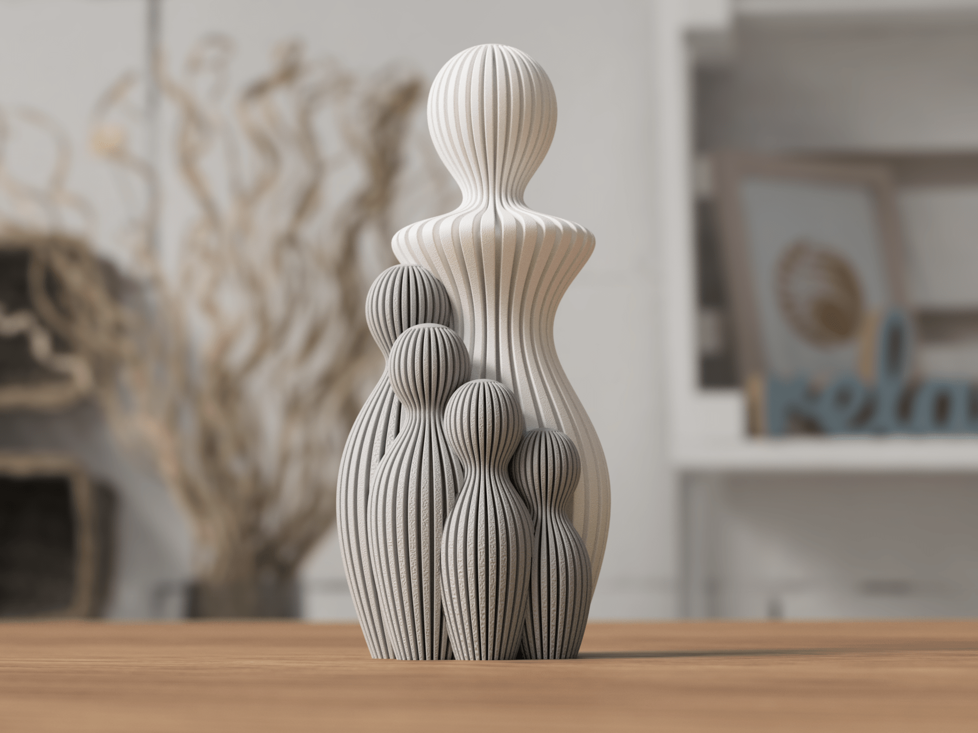 Mors Dag skulptur med 4 børn i hvid PLA med lodrette ribber – dekorativ figur til nordisk boligindretning