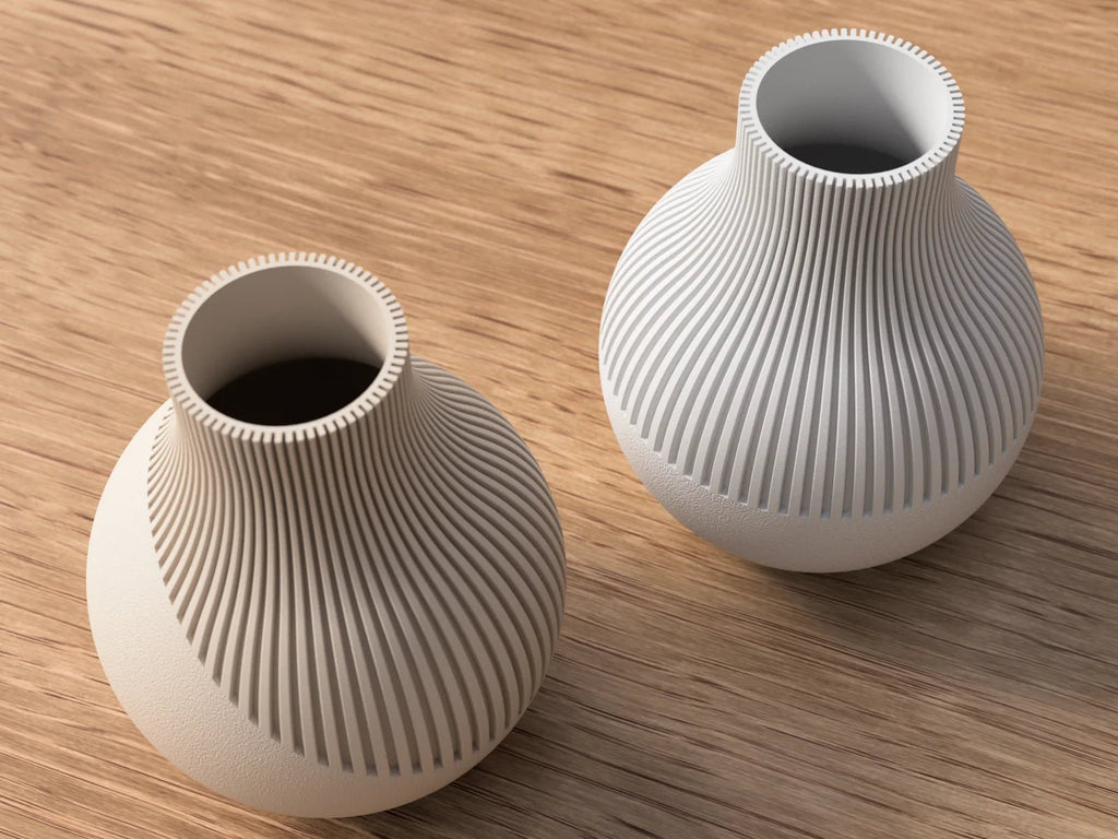 To Neki vaser i latte brun og benhvid mat – 3D-printede designvaser med lodrette riller i nordisk stil