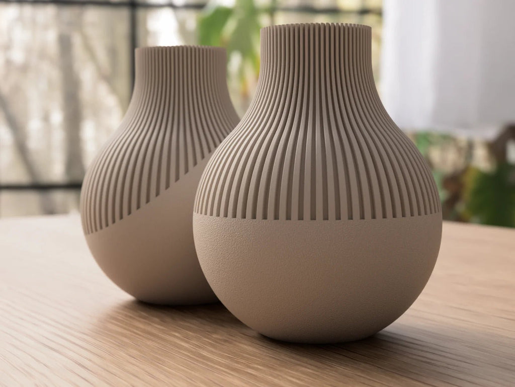 To Neki vaser i latte brun mat – moderne 3D-printede designvaser i skandinavisk udtryk