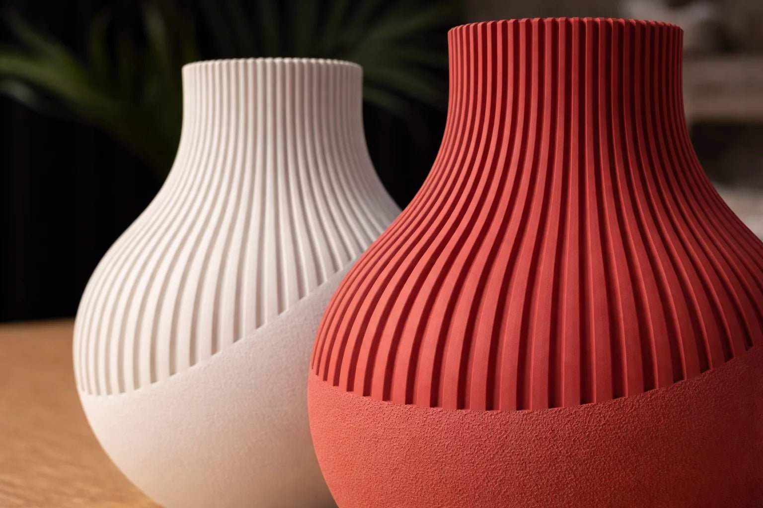Neki vase i mat rød og mat hvid med kontrastfyldt design