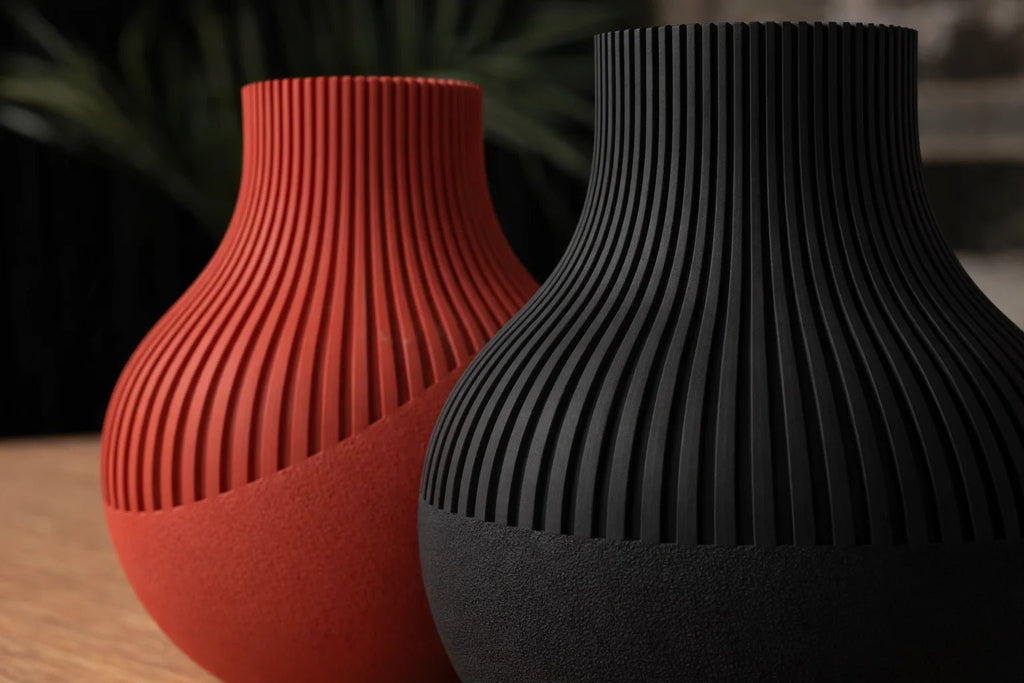 Neki vase i mat rød og mat sort i moderne japansk-skandinavisk stil