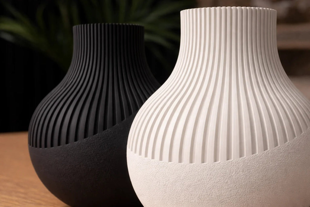 Neki vase i mat sort og mat hvid med ribbet overflade